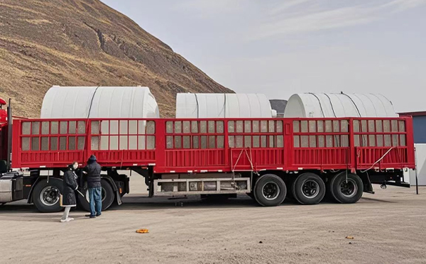 会宁塑料桶装车完毕准备运输中