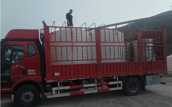 会宁立式运输桶安排发货现场